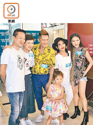 鍾舒漫（右起）與妹妹鍾舒祺、蘇志威及陳國邦一家三口出席童星比賽。