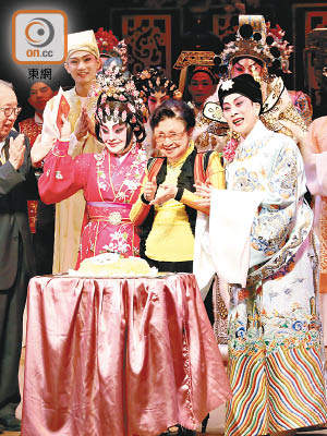梅雪詩於謝幕時獲贈蛋糕，師傅白雪仙亦上台分享喜悅。