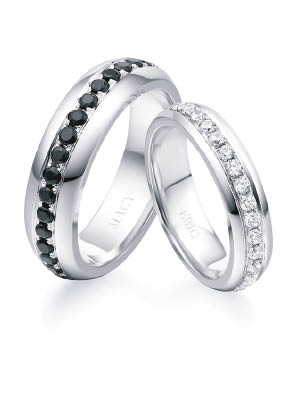 兩人特別挑選了Darry Ring（DR鑽戒）黑白鑽對戒作結婚戒指，合共價值3.5萬，圈內刻上兩人的英文名，象徵了Eric兌現一生只愛一人的承諾，簡單的黑白色，代表着永恒不變的絕配。