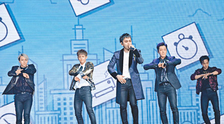 孫東雲（左起）、梁耀燮、龍俊亨、尹斗俊及李起光，舉行組合改名後首個海外巡唱會港迷。