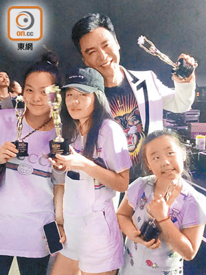 鍾鎮濤獲三個寶貝女撐攞獎。