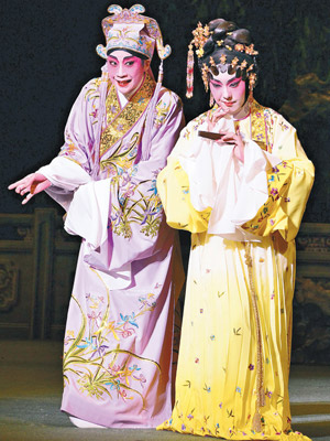 龍劍笙與李沛妍合作有默契，拍檔演出《牡丹亭驚夢》之「遊園」。