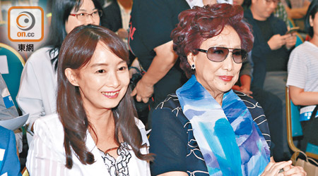 陳美齡（左）