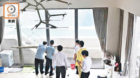 陳浩民家中的玻璃門因損壞未能關上，要出動六名大漢緊急搶修。