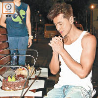 42歲生日的黃浩然獲劇組送上蛋糕，即席在街頭許願食Cake。