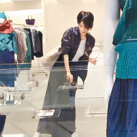 王菲現身東京潮店，網友目擊她與謝霆鋒現身店內的男裝部。