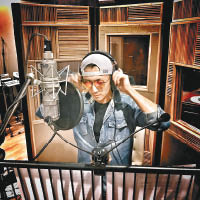霆鋒在錄音室錄歌。