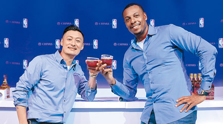 余文樂（左）與NBA球星Paul Pierce調雞尾酒。