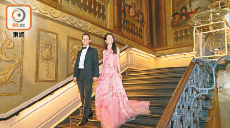 莫文蔚與老公在王宮慶祝相識30年，並戴上De Beers近二百萬珠寶鑽飾。
