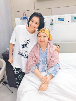 陳秋霞接受化療擊退癌魔，女兒一直陪伴身旁。