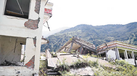 地震摧毀的小學。