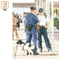 會場外圍見不少警察站崗，部分更帶着警犬。