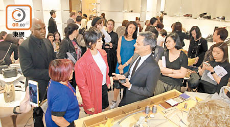 劉詩詩在品牌亞太區總監Massimo Caltagirone陪同下參觀旗艦店。