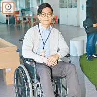 周志康坐輪椅飾傷殘人士。
