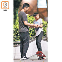 張智霖日前被本報拍得帶兒子魔童玩滑板，因安全措施不足「闖禍」。