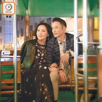 劉嘉玲和任達華在電車談心，氣氛浪漫。