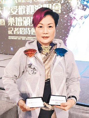 陳淑芬代表《風雲5D音樂劇》領獎。