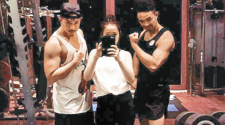 張繼聰（左）與謝安琪外遊都不忘「夫妻檔」上陣做Gym。