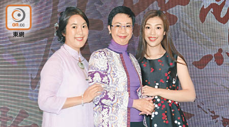 龍劍笙與李沛妍（左）及鄭雅琪（右），對戲迷的大力支持十分感動。