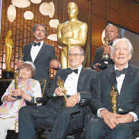 奧斯卡公布終身成就獎得主。（美聯社圖片）左前起：Agnès Varda、Owen Roizman、當奴修打蘭、後右一：Charles Burnett