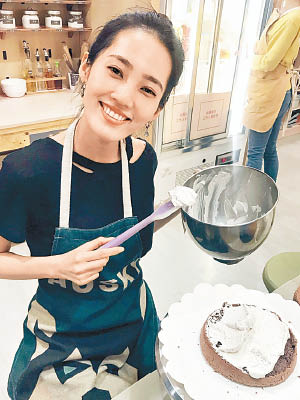 王棠云學整蛋糕，樂仔的心形蛋糕應出自她的手筆！