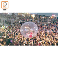 KOM_I走入透明氣球，讓歌迷將氣球推來推去。