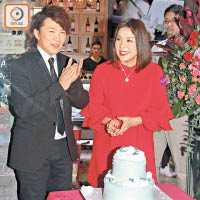 劉美娟獲送上蛋糕慶生。