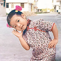小時候的陳嘉茵穿上媽媽親手造的旗袍。