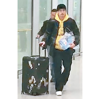 關智斌在北京機場被捕獲拿着袋奶粉。