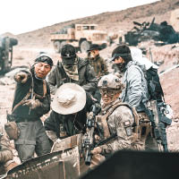 林超賢（左一）再次執導戰爭片，拍攝期間更不時親自演繹場口。