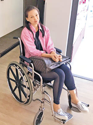 坐輪椅代步的王馨平，自覺傷勢不嚴重，又指只是因郁動紗布才滲血。