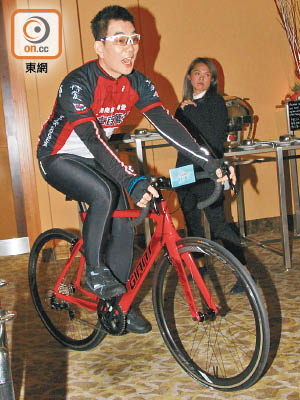 小齊出席活動時以單車手造型進場。
