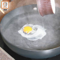煮雞蛋切勿大力攪動。