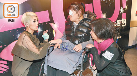 千嬅在輪椅旁鼓勵患病歌迷GiGi。