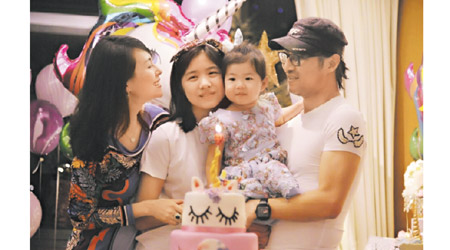 章子怡為囡囡「醒醒」慶祝兩歲生日，繼女小蘋果（左二）亦有現身。