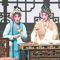 鄭雅琪（右）與李沛妍分飾杜麗娘與丫鬟春香。