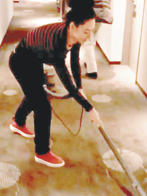 身在日本的張栢芝，竟然在酒店扮打掃吸塵。