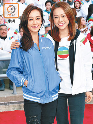 黃心穎（右）與黃心美分別代表無綫及ViuTV參加活動。