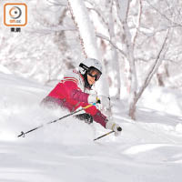 傅明憲邀專業攝影師拍下滑雪英姿。