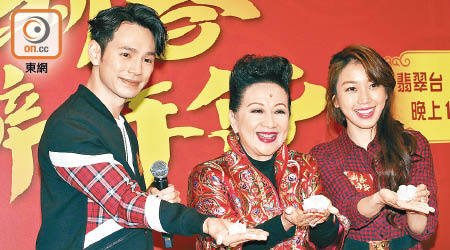 王梓軒（左起）、薛家燕和姜麗文齊齊包餃子。