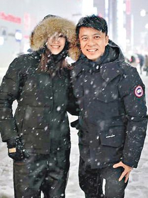 克勤與太太盧淑儀遊東京，遇上大風雪，難得仍有興致雪中作樂！