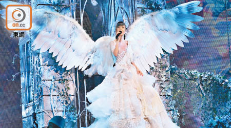 周慧敏化身天使站在吊起的迷你舞台上。