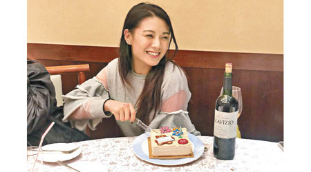 廖碧兒慶祝39歲生日，切蛋糕品紅酒，多謝大家的祝福。