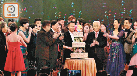 啟播典禮圓滿結束，亞視老闆鄧俊杰聯同司儀、嘉賓和行政人員等上台齊齊祝酒切蛋糕慶祝。