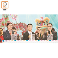 亞視啟播禮上，由亞視行政總裁吳雨、老闆鄧俊杰和營運總裁區偉林主持亮燈儀式。