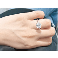 阿嬌在網上晒巨鑽求婚戒指，昨晚現身時卻兩手空空。