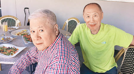 導演梁普智重遇40年冇見的嘉倫（左）。