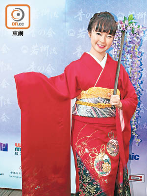 糖妹穿上和服表演日本舞，似模似樣！