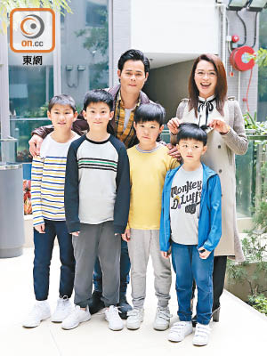 陳煒及黃智賢與四名小學男生鬥戲。