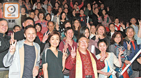 河國榮（左起）、江美儀、李居明與林寄韻到戲院謝票。